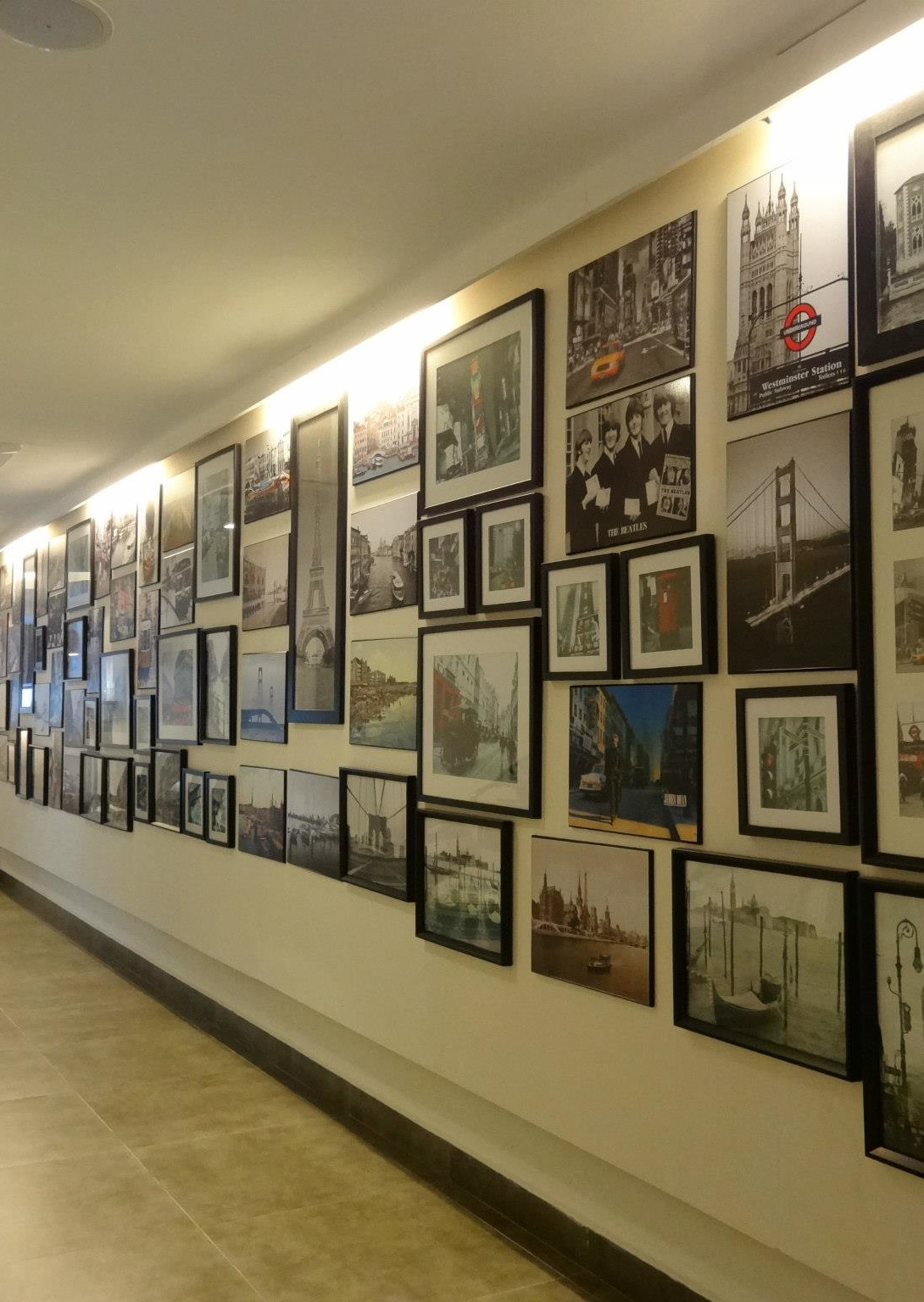 Photo Wall Lounge Crossroads Hotel